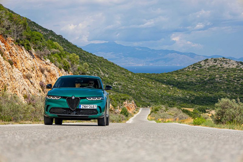 Επιστρέφοντας από το σπήλαιο της Καστανιάς, σε μια από τις ελάχιστες μεγάλες ευθείες του οδικού δικτύου της περιοχής. Στο βάθος ορθώνεται ο Πάρνωνας.