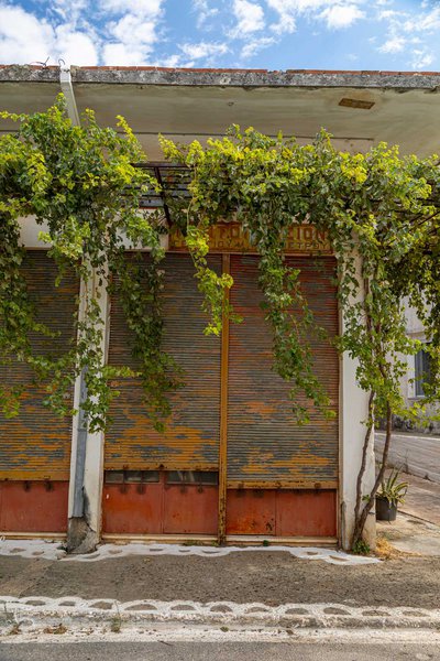 Άγιος Νικόλαος: Παλιά καταστήματα, ένδειξη παλαιότερης οικονομικής δραστηριότητας.