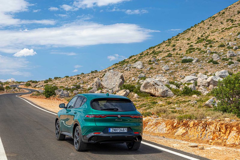 Επιστρέφοντας από το απολιθωμένο δάσος, δίπλα στο αναρριχητικό πεδίο, με φόντο τους βράχους που έχουν κυλήσει από χρόνια στην πλαγιά.