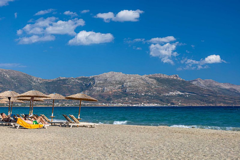 Στην παραλία του Μάγγανου. Στο βάθος η Νεάπολη και λίγο ψηλότερα το Λάχι.