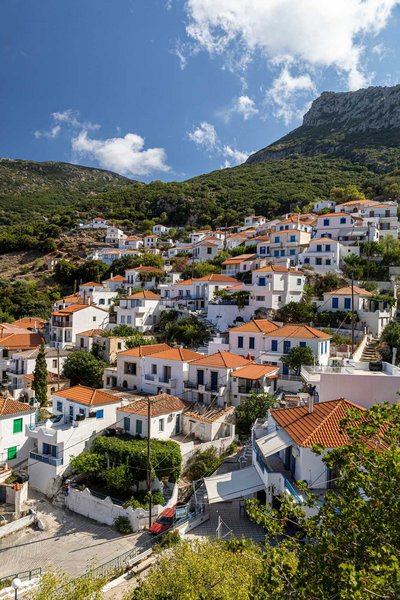 Χωριό ναυτικών, με νησιωτικό αέρα τα όμορφα Βελανίδια.