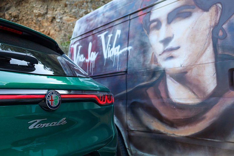 Viva la Vida (Ζήτω η Ζωή): έργο του Στέλιου Κουρκούλη, στο βαν του John που ποζάρει έξω από το  Φανάρι .