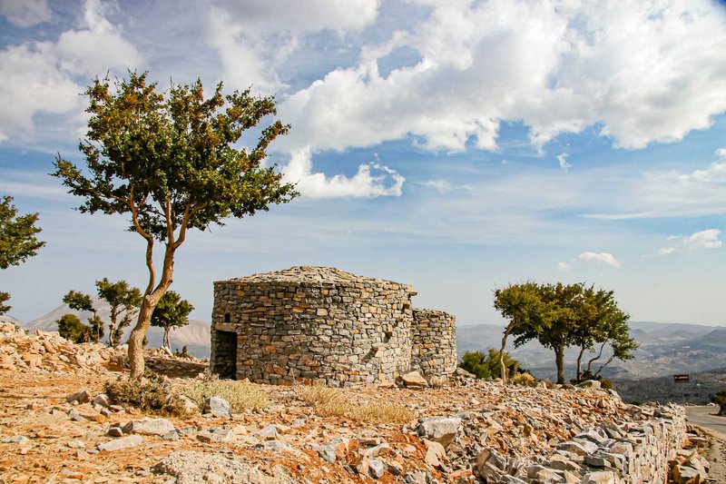 Ανηφορίζοντας στον Ψηλορείτη, καθ’ οδόν προς τον Λάκκο Μυγερού, απ’ όπου ξεκινά μονοπάτι για την ψηλότερη κορυφή της Κρήτης, τον Τίμιο Σταυρό (2.456 m.)