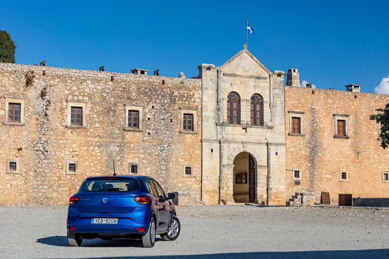Το Dacia Duster έξω από την ηρωική Μονή Αρκαδίου.
