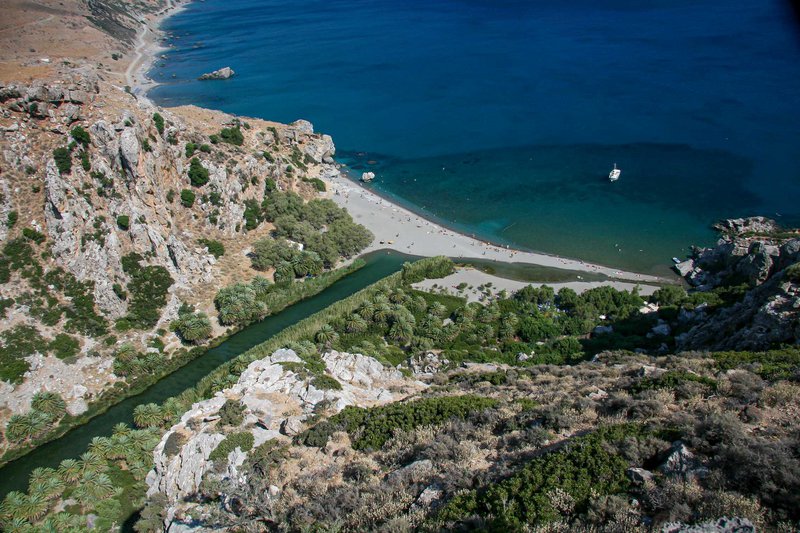Ο Nότος του Ρεθύμνου διαθέτει μερικές από τις ομορφότερες παραλίες της Κρήτης: Τριόπετρα (όνομα και πράγμα…), Πρέβελη (για την ακρίβεια: παραλία του Φοίνικα) και Άγιος Παύλος (με σήμα κατατεθέν τον περίφημο αμμόλοφο).