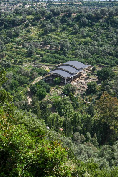 Αρχαία Ελεύθερνα: Η προστατευμένη από το ειδικό σκέπαστρο Νεκρόπολη.