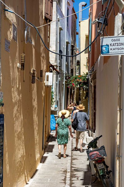 Χαρακτηριστική εικόνα της παλιάς πόλης του Ρεθύμνου. Εδώ δεν περισσεύει χώρος...