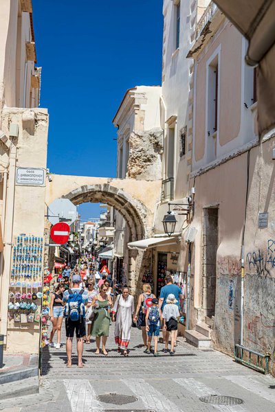 Μικρότερη απ’ ό,τι περιμένεις η «Μεγάλη Πόρτα».