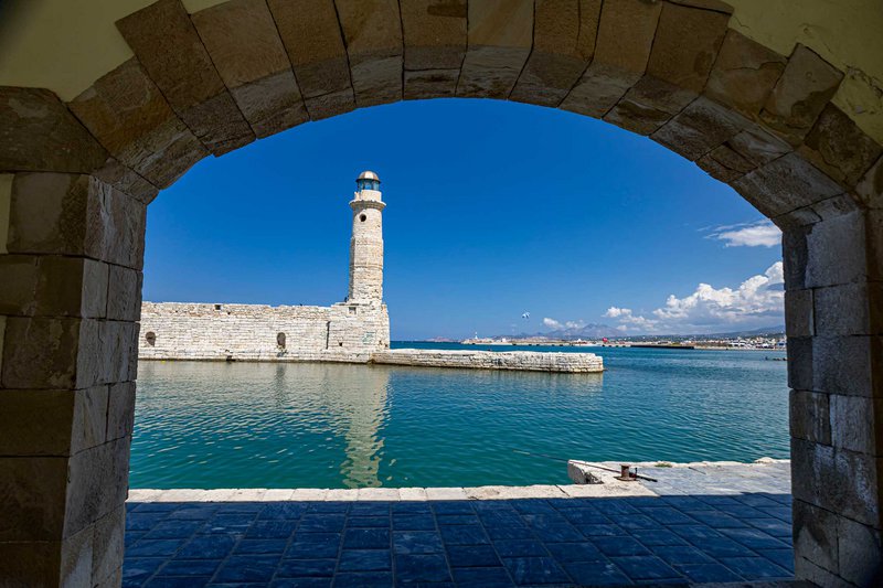 Ο φάρος στο μικρό ενετικό λιμάνι.