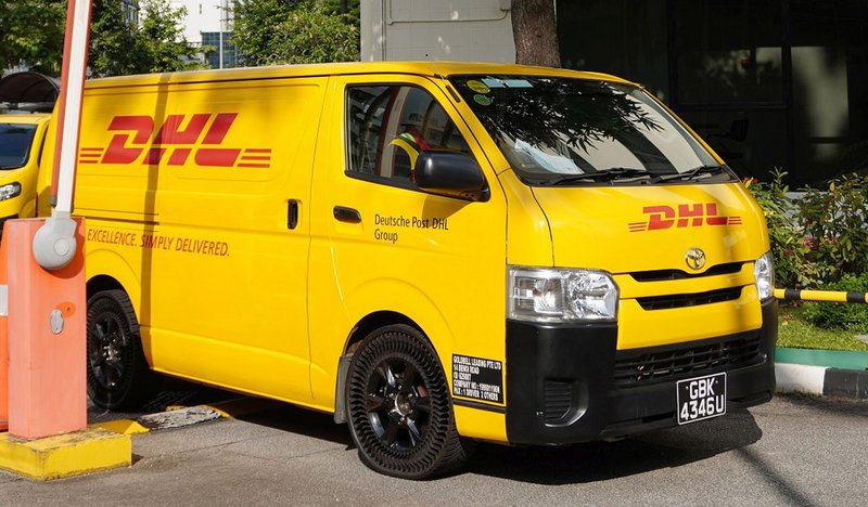 Ένα από τα πρώτα βαν της DHL Σιγκαπούρης που εφοδιάστηκαν με τα Michelin Uptis.