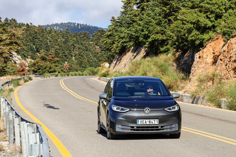 Το Volkswagen ID.3 στις πλαγιές του Ελικώνα.