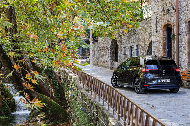 Το Volkswagen ID.3 στην αρχή του πεζόδρομου των Πηγών Κρύας.