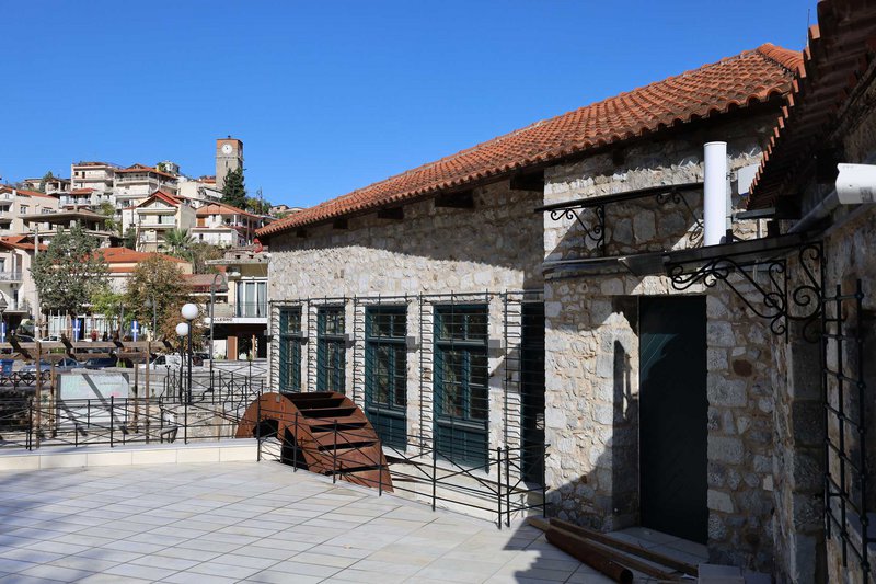 Σε πρώτο πλάνο η νεροτριβή, στην οποία θα δημιουργηθεί το μουσείο Λαζαρή. Στο βάθος διακρίνεται το ρολόι.