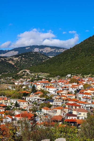 Το όμορφο και «ζωντανό» Κυριάκι είναι κτισμένο στις δυτικές πλαγιές του Ελικώνα, σε υψόμετρο 780 m.