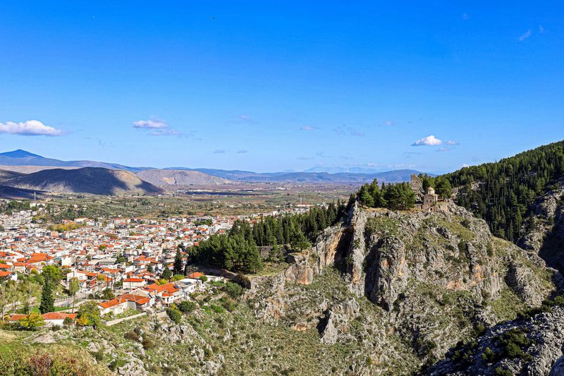 Η Λιβαδειά είναι κτισμένη αμφιθεατρικά στη δυτική απόληξη του Λαφύστιου όρους, παρακλάδι του Ελικώνα. Εδώ η πόλη από ψηλά, από τον δρόμο που οδηγεί στο Ιερό του Διός Βασιλέως. Στο ύψωμα δεξιά διακρίνεται το κάστρο με τον ναό της Αγίας Σοφίας.