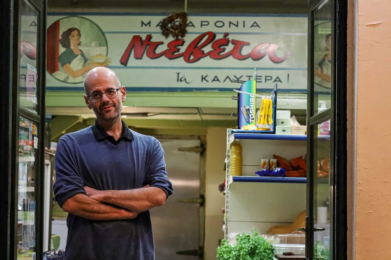 Ο Νίκος συνεχίζει μια οικογενειακή παράδοση σχεδόν ενός αιώνα στο παντοπωλείο της οδού Στρατηγού Ιωάννου, όπου κάποτε υπήρχαν 12 «μπακάλικα» του παλιού, καλού καιρού.