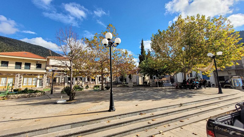 Η γραφική πλατεία και το Λαογραφικό Μουσείο στο Κυριάκι.