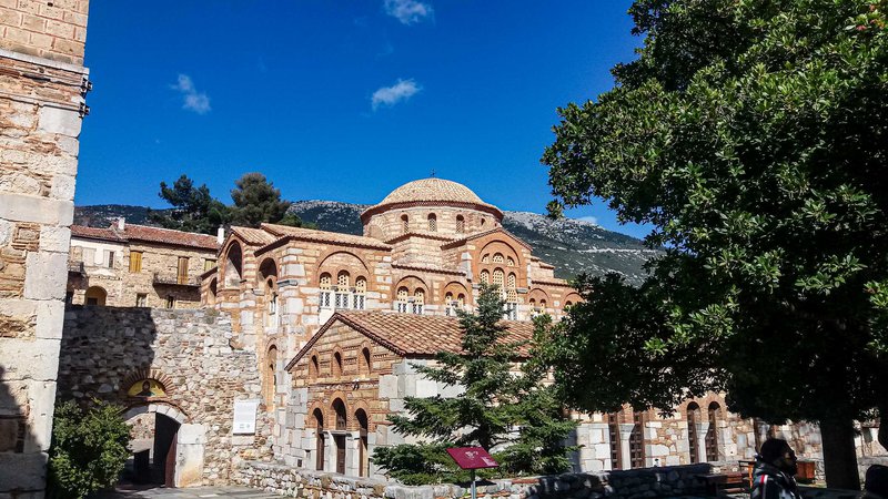 Σχολαστικά συντηρημένη/αναπαλαιωμένη η πανέμορφη Μονή Οσίου Λουκά εγγράφηκε το 1990 στον Κατάλογο Παγκόσμιας Κληρονομιάς της UNESCO. Το καθολικό της είναι ένας ιδιαίτερος αρχιτεκτονικός τύπος (οκταγωνικός).