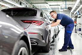 Δυσοίωνη πρόβλεψη Γερμανού οικονομολόγου: «Το 2030 BMW, Mercedes και VW δεν θα έχουν καμία σχέση με αυτό που είναι σήμερα»