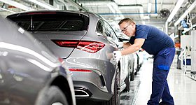 Δυσοίωνη πρόβλεψη Γερμανού οικονομολόγου: «Το 2030 BMW, Mercedes και VW δεν θα έχουν καμία σχέση με αυτό που είναι σήμερα»