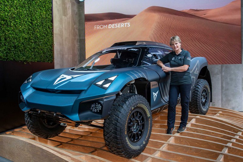 Παρουσιάζοντας το ηλεκτρικό αγωνιστικό off road πρωτότυπο CUPRA Tavascan Extreme E Concept, τον Σεπτέμβριο του 2021, οι Ισπανοί μάς ενημέρωναν ότι η κατασκευή μεγάλου μέρους του αμαξώματος έγινε από υλικό με ίνες λιναριού, και όχι από φύλλα ανθρακονήματος, οπότε μειώθηκε το περιβαλλοντικό αποτύπωμα και χωρίς να υπάρχει αρνητικός αντίκτυπος στην απόδοση. Πρόκειται για τεχνολογία που μελλοντικά θα μπορούσε να εφαρμοστεί και στα οχήματα παραγωγής.