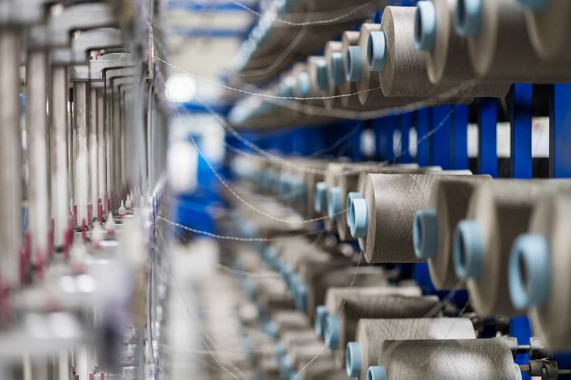 Η AUNDE κατασκευάζει ύφασμα από ανακυκλωμένα πλαστικά μπουκάλια PET, το οποίο στη συνέχεια χρησιμοποιείται για ταπετσαρία στα καθίσματα του πλήρως ηλεκτρικού Škoda ENYAQ iV.