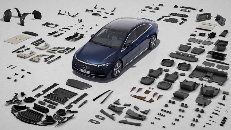 Στη νέα Mercedes EQS συνολικά 287 εξαρτήματα είναι κατασκευασμένα από υλικά με τα οποία εξοικονομούνται πόροι, συμπεριλαμβανομένων μικρών εξαρτημάτων, με συνολικό βάρος 82,3 κιλά.
