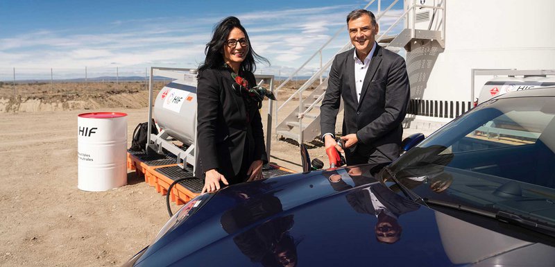 H Barbara Frenkel, Μέλος του Εκτελεστικού Συμβουλίου για Προμήθειες, Michael Steiner, Μέλος του Εκτελεστικού Συμβουλίου για την Ανάπτυξη και την Έρευνα της Porsche AG, «φουλάρουν» μια Porsche 911, με τις πρώτες ποσότητες e-fuel που παρήγαγε το πιλοτικό εργοστάσιο Haru Oni eFuels, στην Punta Arenas της Χιλής, τον Δεκέμβριο του 2022.