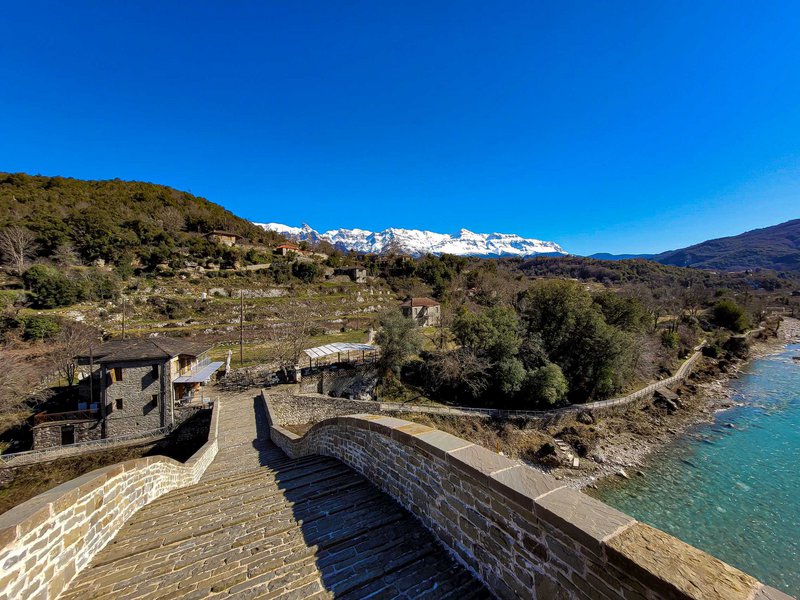 Εντελώς άλλη οπτική για τον γύρω χώρο έχεις όταν βρίσκεσαι στο ψηλότερο σημείο του γεφυριού της Πλάκας.