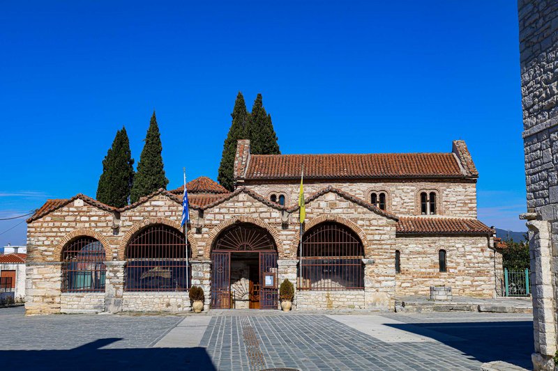 Ο ναός της Αγίας Θεοδώρας, πολιούχου της πόλης (12ος αι.).