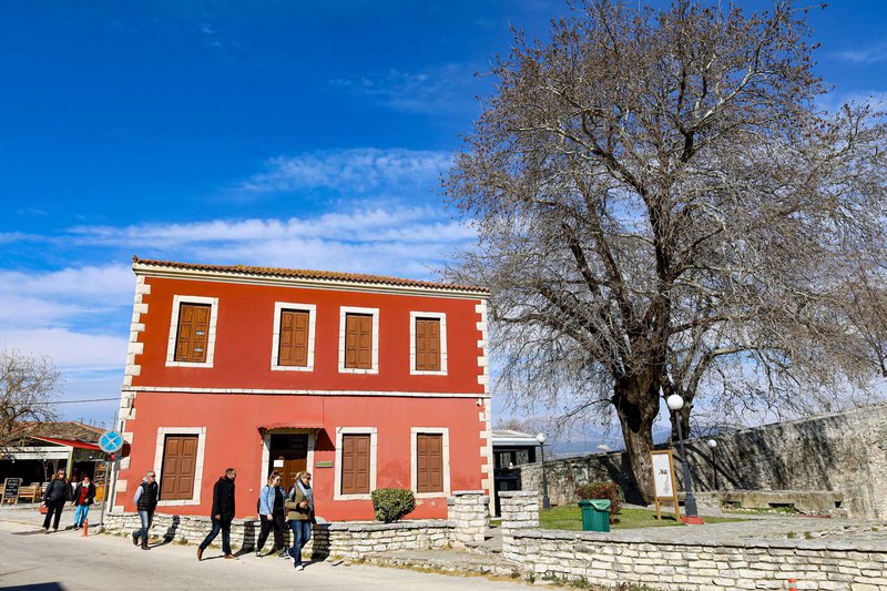 Το λαογραφικό μουσείο Σκουφά στεγάζεται στο χαρακτηριστικά κόκκινο νεοκλασικό δίπλα στο ιστορικό γεφύρι της Άρτας.