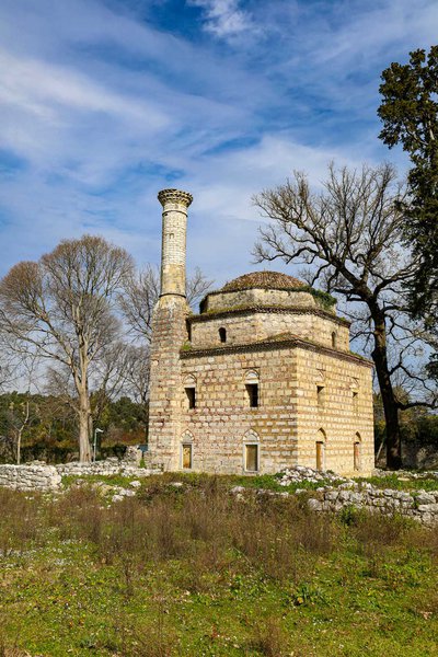 Εμφανώς αδικημένο (ασυντήρητο) το τζαμί του Φαΐκ Πασά, γνωστό και ως Ιμαρέτ (κτίριο, κουζίνα ή εστιατόριο, που προσφέρει φαγητό σε φτωχούς). Πρόκειται για το παλαιότερο και καλύτερα διατηρημένο τουρκικό τέμενος της Άρτας. Βρίσκεται στην περιοχή Μαράτι, 2,5 km από την Άρτα.