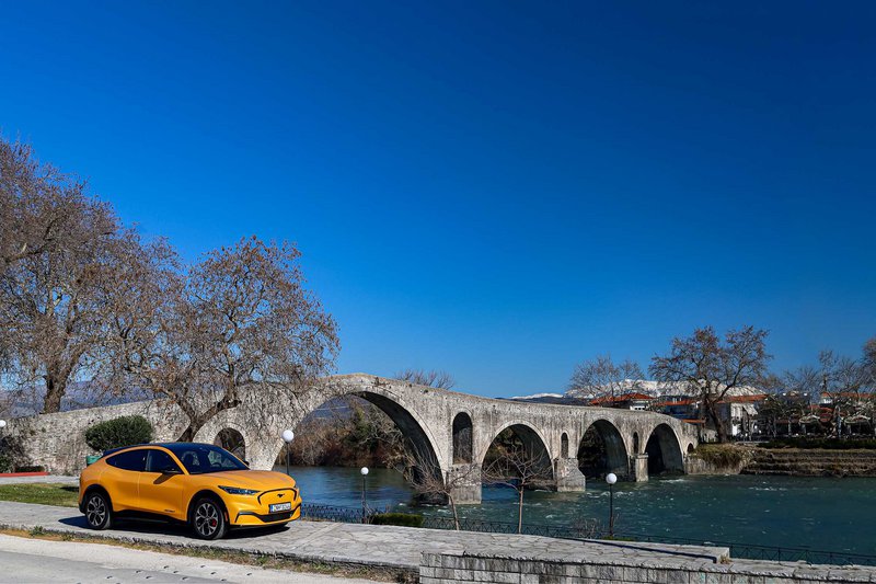 Το ιστορικό γεφύρι της Άρτας, στέκει σε επίκαιρο σημείο της πόλης στην έξοδο προς Ιωάννινα – και όσο και αν φαίνεται παράξενο, δε λειτουργεί μόνο ως αξιοθέατο, αλλά χρησιμοποιείται κανονικότητα από τους πεζούς για το πέρασμα του Άραχθου.