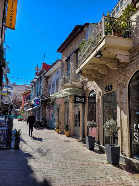 Γύρω από την πλατεία Εθνικής Αντίστασης αναπτύσσεται ένα δίκτυο όμορφων πεζόδρομων.