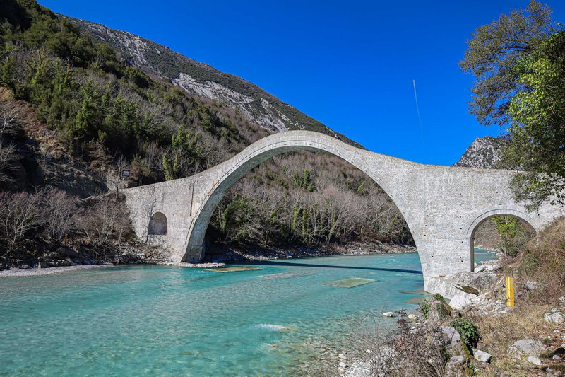 Το γεφύρι της Πλάκας (1866) ανακατασκευάστηκε το 2019. Έχει άνοιγμα κάμαρας 40 m, ύψος 21 m και θεωρείται το μεγαλύτερο μονότοξο γεφύρι των Βαλκανίων (3ο μεγαλύτερο στην Ευρώπη).