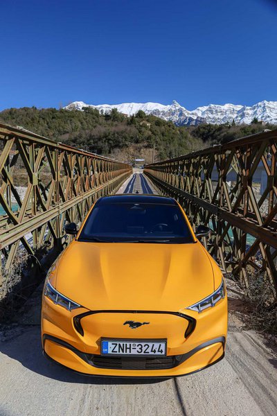 Τη δικής της γραφικότητα προσθέτει στην είσοδο των Τζουμέρκων η γέφυρα τύπου Mπέιλι ή Μπέλεϋ (bailey bridge) πάνω από την οποία περνάς για να φτάσεις στο γεφύρι της Πλάκας. Δίπλα της κατασκευάζεται μια σύγχρονη γέφυρα από οπλισμένο σκυρόδεμα.