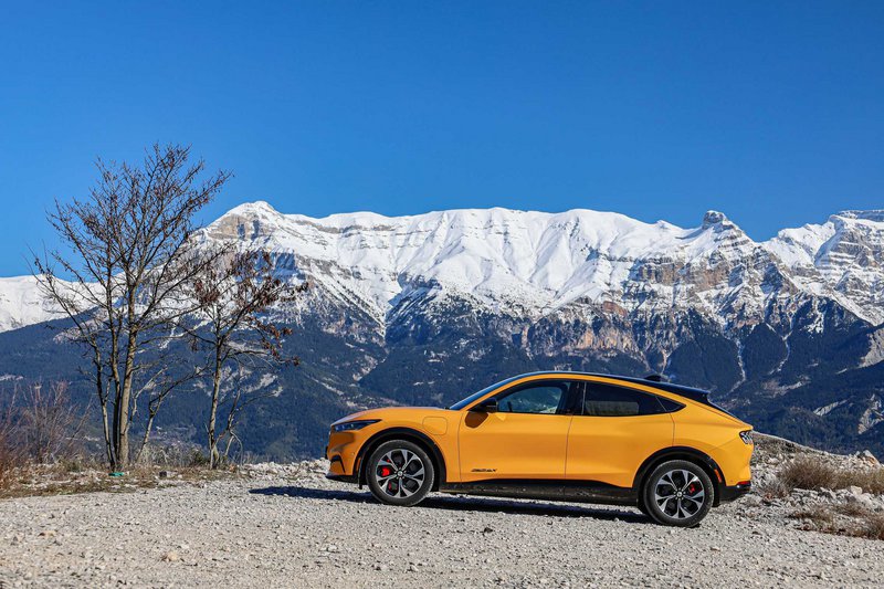 Η Ford Mustang Mach-E αντιμέτωπη με το υπερθέαμα που προσφέρουν τα Τζουμέρκα με τις χιονισμένες κορφές τους.