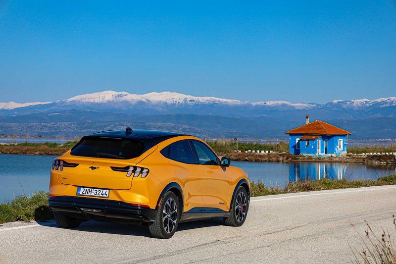 Τα μπλε-άσπρα σπιτάκια του τοπικού αλιευτικού συνεταιρισμού προσθέτουν τη δική τους γραφικότητα στον δρόμο προς Κορωνησία.