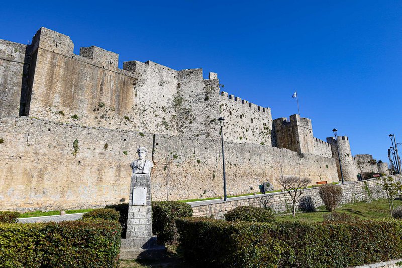 Στο κάστρο της Άρτας, που θεωρείται ότι εμφανίζεται για πρώτη φορά τη Μεσοβυζαντινή περίοδο, σας υποδέχεται ο στρατηγός Μακρυγιάννης, ο οποίος συνέδεσε τη ζωή και τη δράση του με την πόλη.
