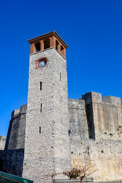 Ο πύργος του ρολογιού είναι «δώρο» της Οθωμανικής περιόδου και αποτελεί ένα από τα σημεία αναφοράς της Άρτας.