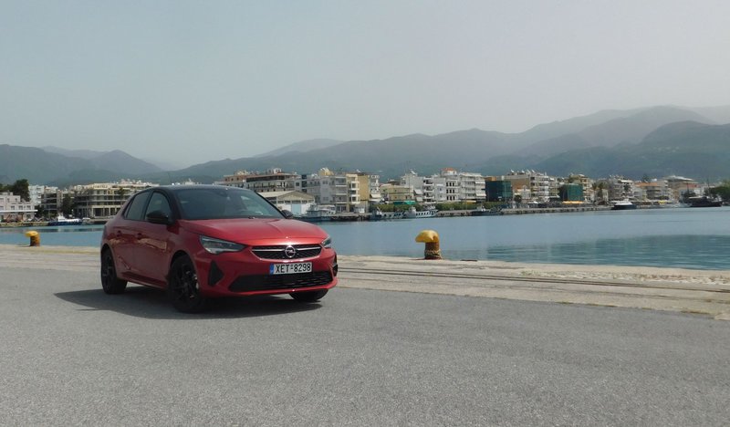 Το Car and Driver στην Καλαμάτα με Opel Corsa.