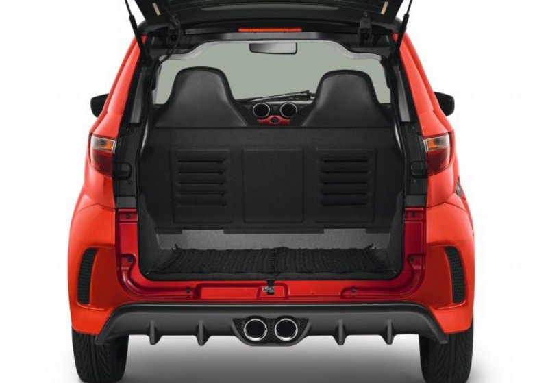 Ο χώρος των αποσκευών είναι μεγάλος (700 L) και πλήρως εκμεταλλεύσιμος. Έχει τη δυνατότητα να χωρέσει ένα μεγάλο κλουβί μεταφοράς σκύλου και σε κάθε περίπτωση να προσφέρει τις λύσεις στις μεταφορικές ανάγκες των οδηγών με χόμπι που θέλουν να μεταφέρουν τον εξοπλισμό τους.  