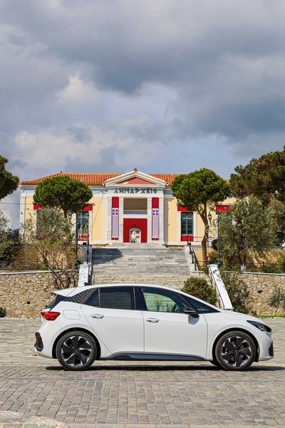 Το Δημαρχείο πάνω από την όμορφη πλατεία Αγίου Νικολάου δίνει το δικό του χρώμα στην Κάρυστο.