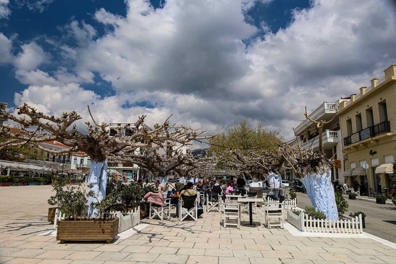 Απολαμβάνοντας τη λιακάδα στην πλατεία Αμαλίας.