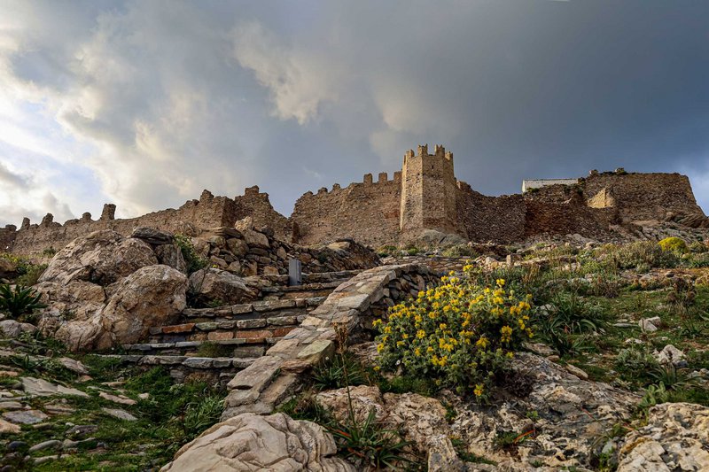 Βασικό αξιοθέατο το κάστρο της πόλης (Castello Rosso ή Κοκκινόκαστρο) που, εκτός των άλλων, προσφέρει και πανοραμική θέα στην γύρω περιοχή.