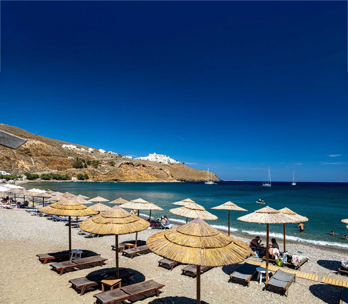 Η παραλία Λιβάδι. Ψηλά στον βράχο ασπρίζει η Χώρα.