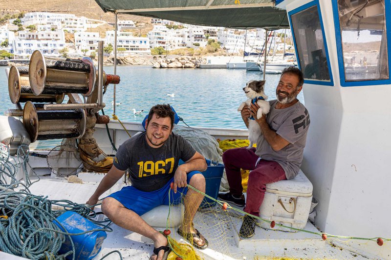 Πατέρας, γιος και ο... άγρυπνος φρουρός του σκάφους συνεχίζουν μια παράδοση αιώνων.