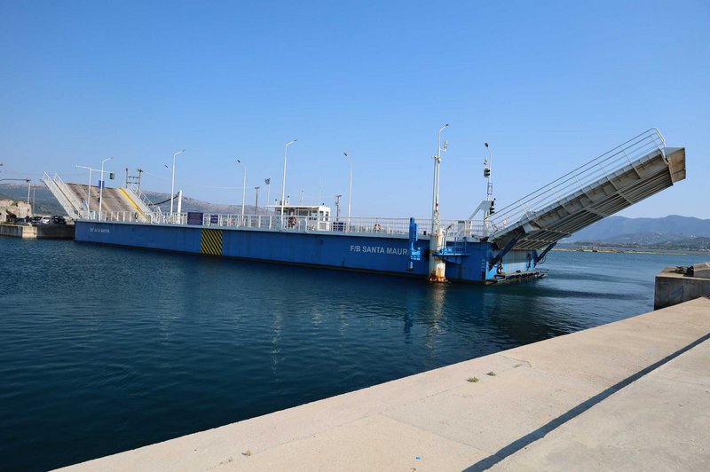 Η γέφυρα άνοιξε: μικρά και μεγάλα σκάφη οδεύουν προς το λιμάνι της Λευκάδας.