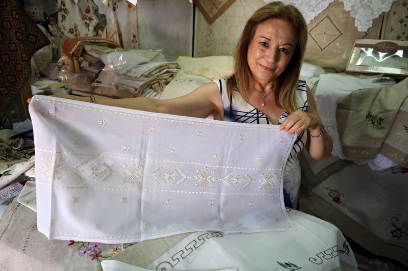 Το «καρσάνικο» κέντημα αποτελεί σήμα κατατεθέν της Καρυάς και προκύπτει από μια ιδιαίτερη κεντητική τεχνική.