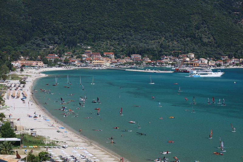 Στα νότια του νησιού τον πρώτο λόγο έχει η αμμουδερή Βασιλική – το βασίλειο του windsurfing.